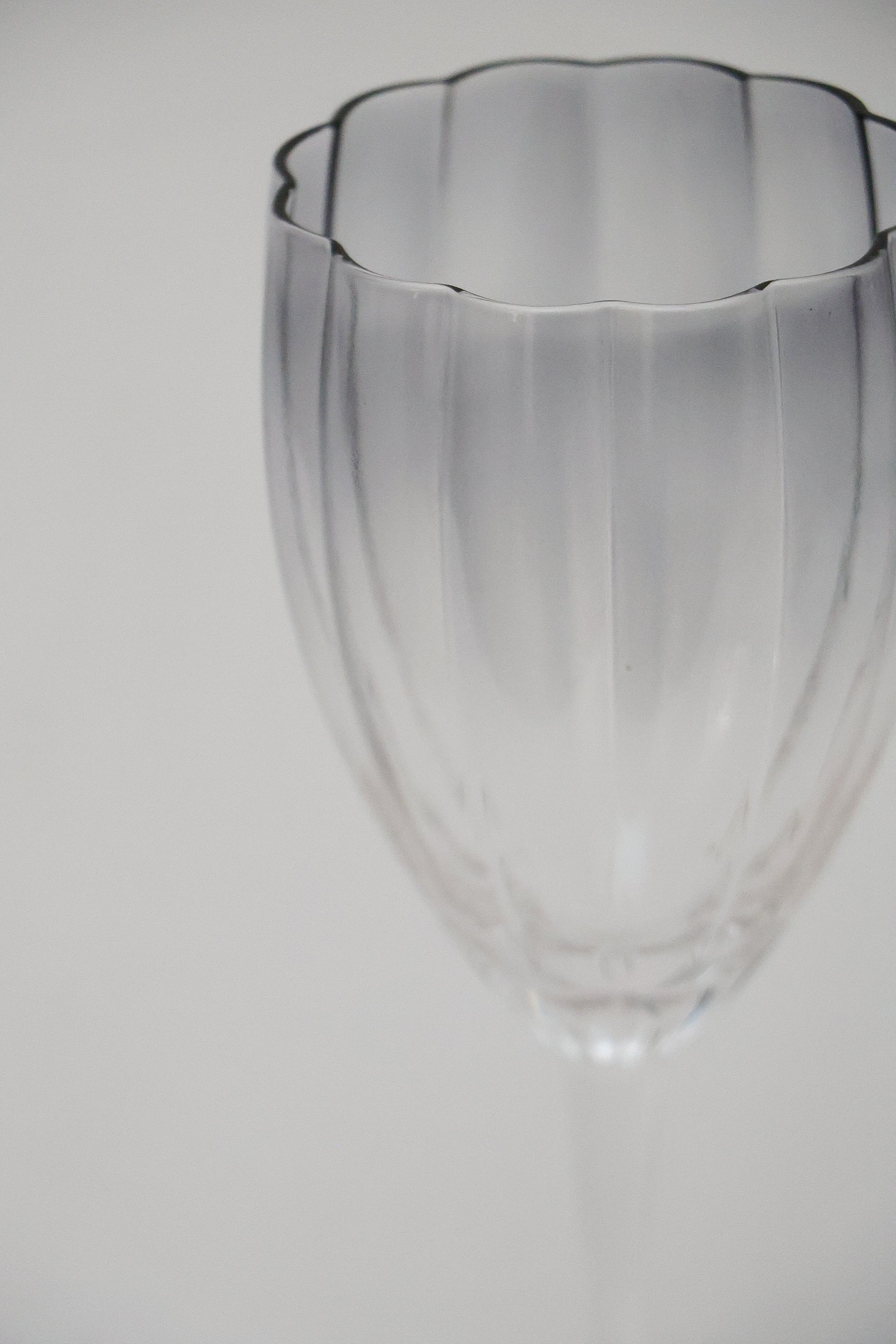 Taça de Vidro Belga Transparente e Cinza 320ml