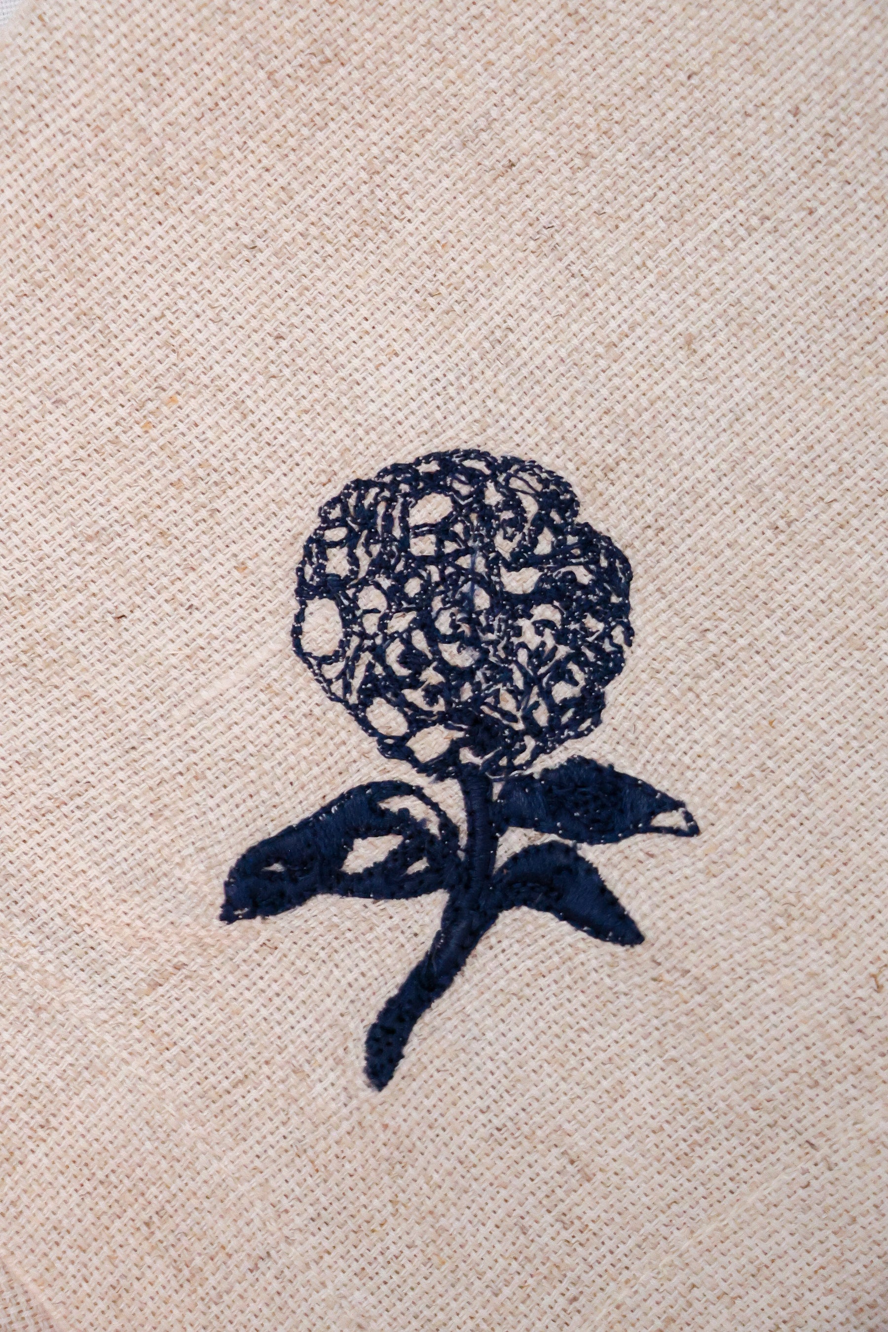 Guardanapo Linhão Off Bordado Hortencias Gardênia