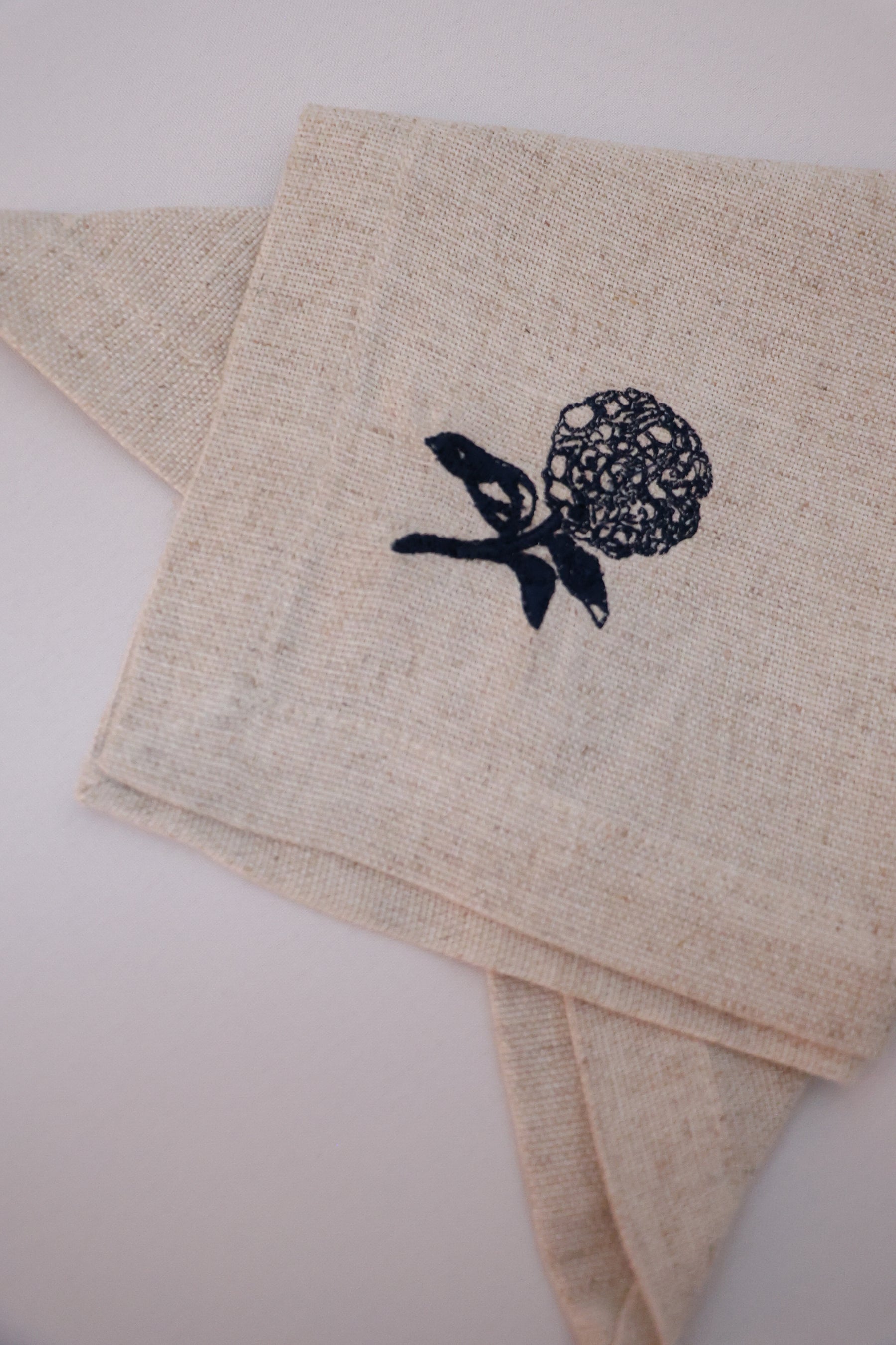 Guardanapo Linhão Off Bordado Hortencias Gardênia