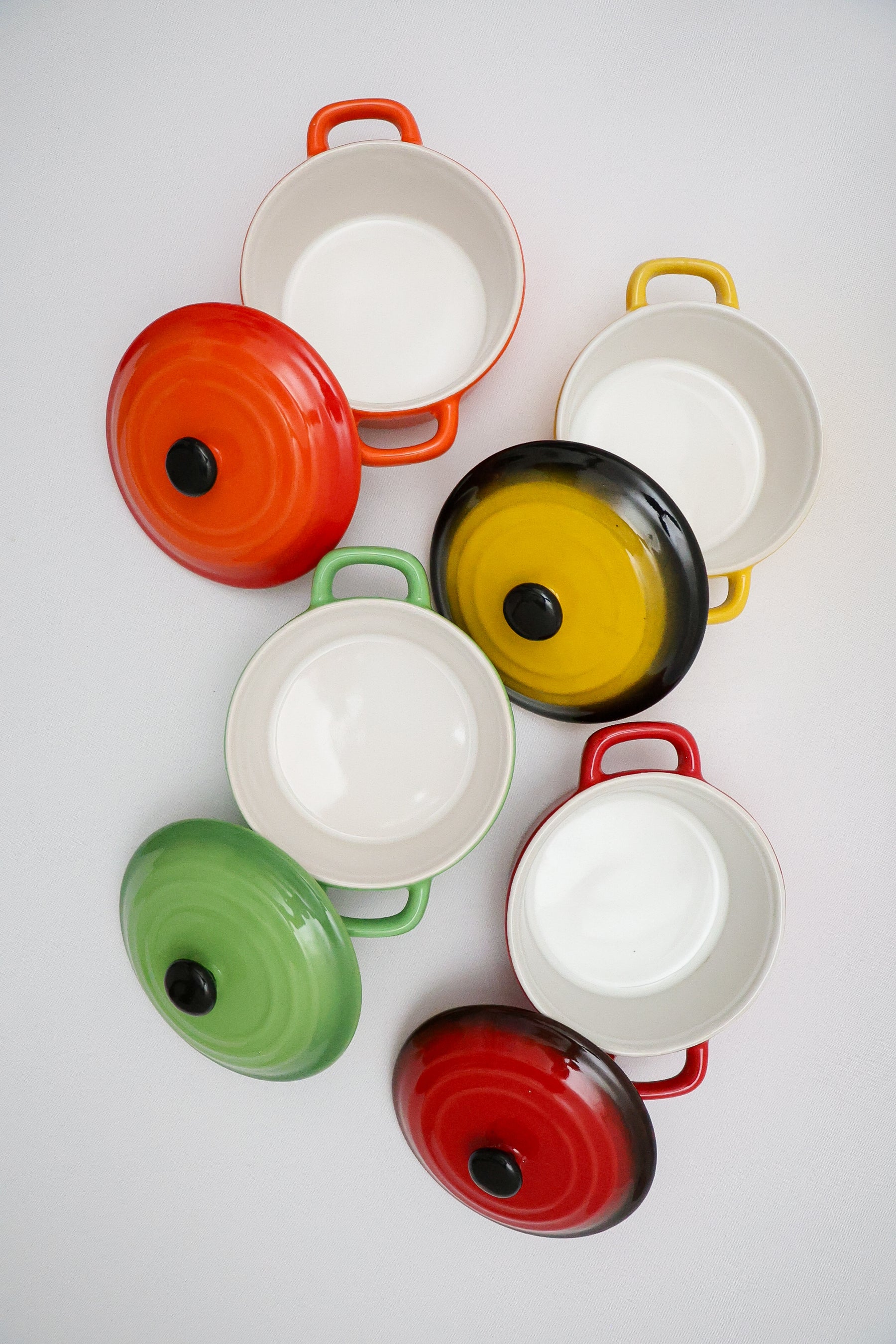 Mini Panelas Porcelana com Tampa Coloridas (Conjunto de 4 Unidades)