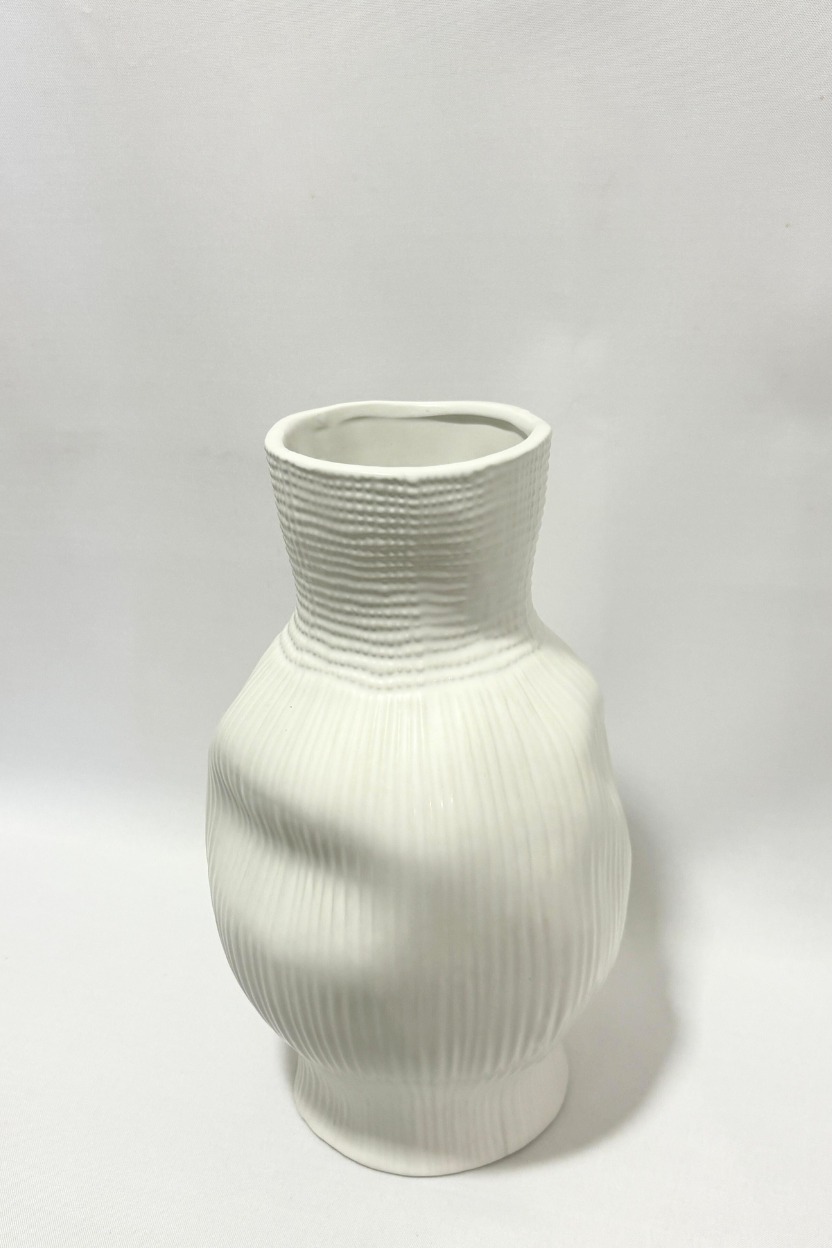 Vaso em Cerâmica M Amassado com Linhas
