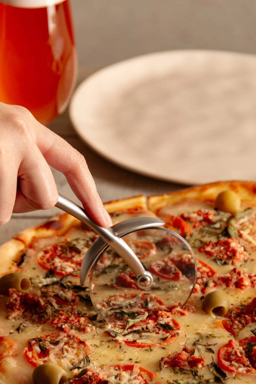 Cortador de Pizza em Liga de Zinco com Cabo Antiderrapante Chef Pro Wolff