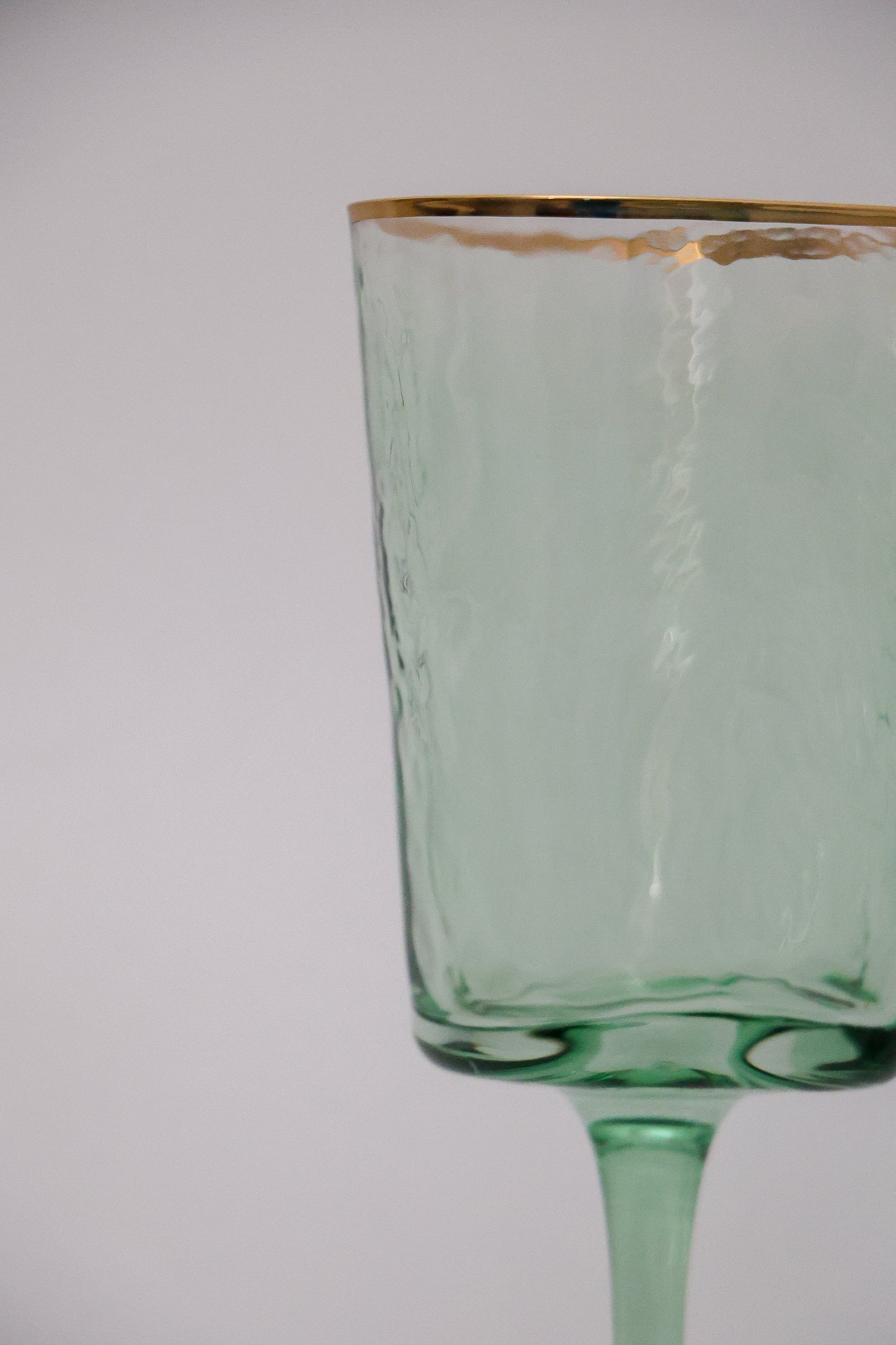 Taça de Vidro P/ Vinho Amazônia Ouro 330ml