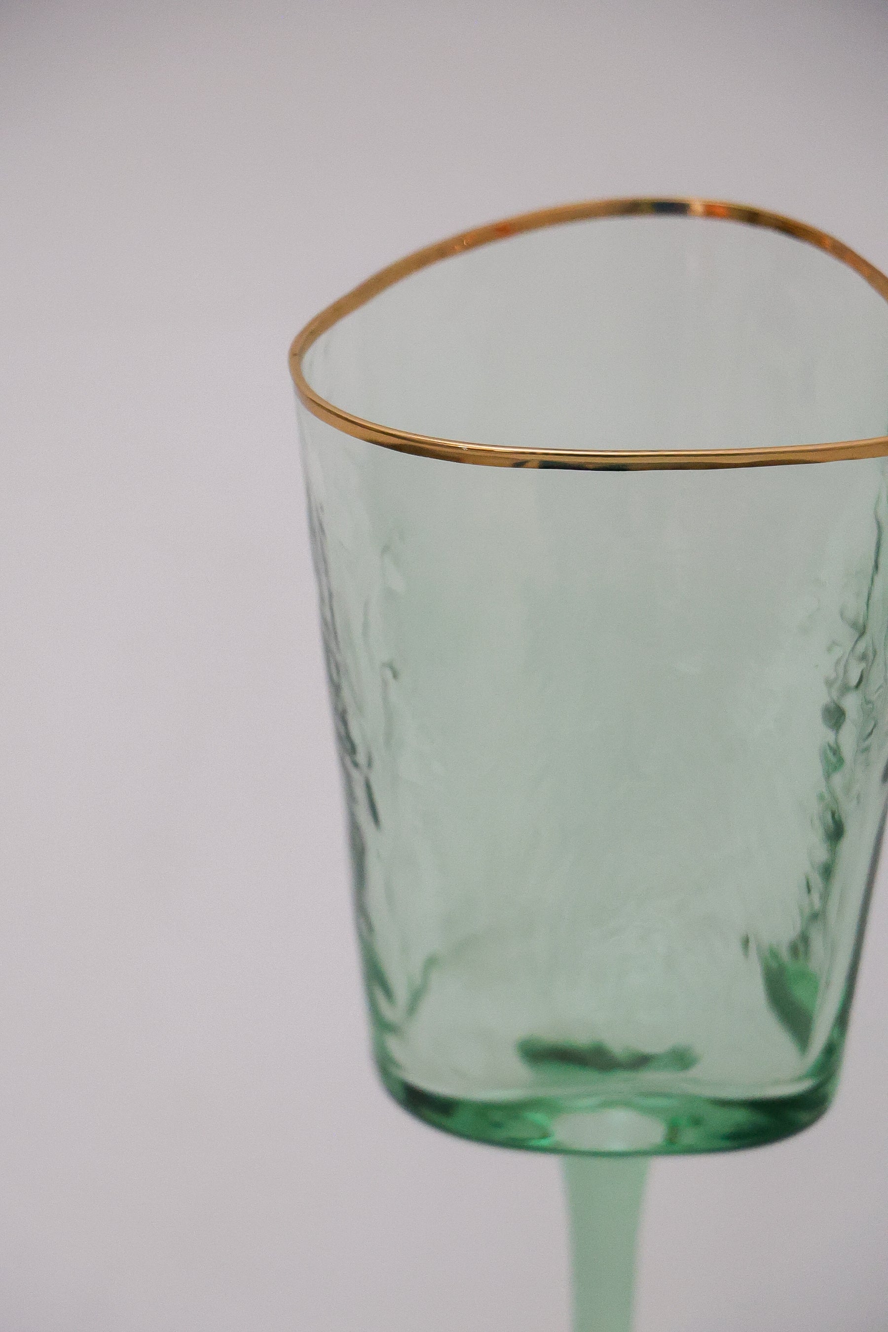 Taça de Vidro P/ Vinho Amazônia Ouro 330ml