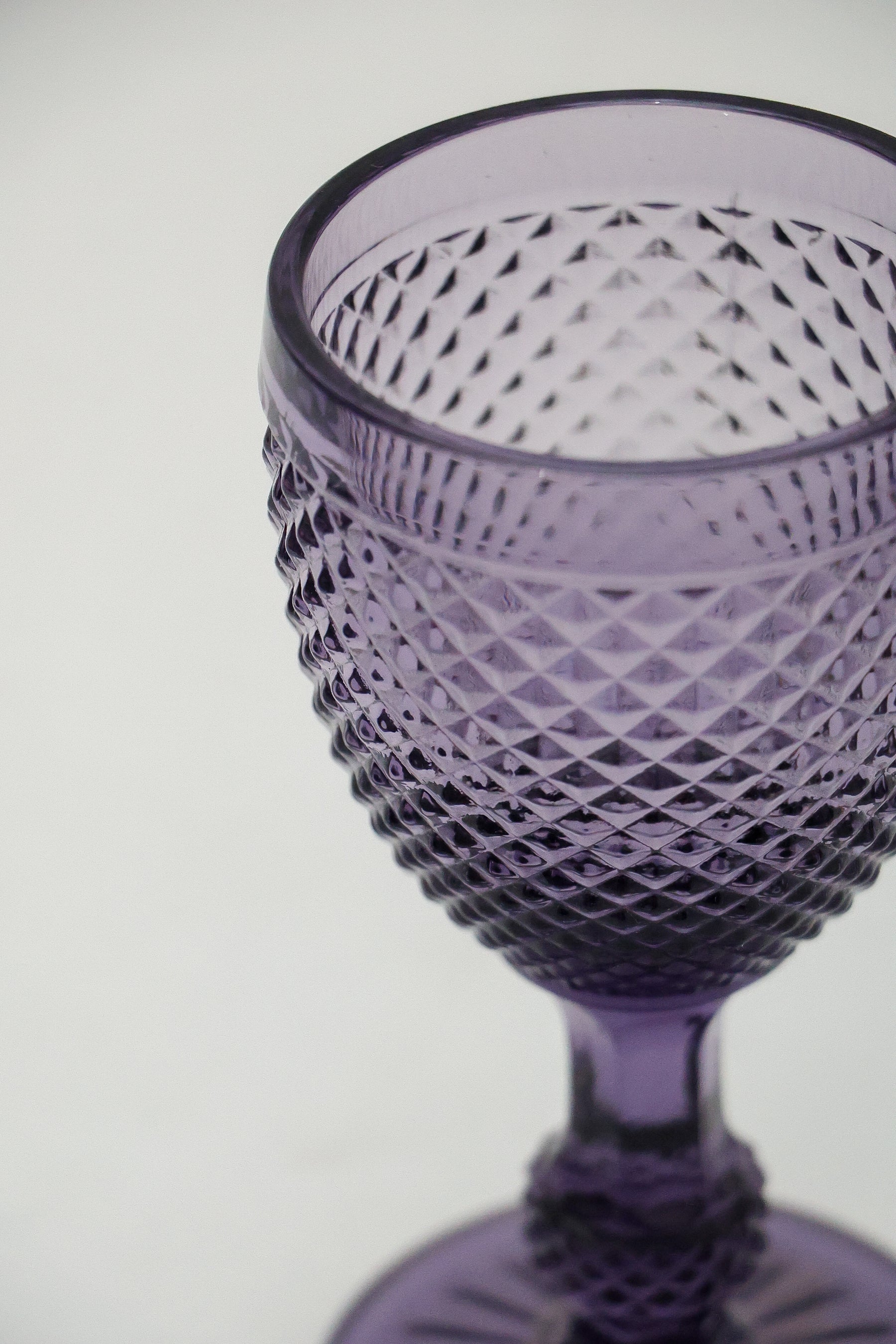 Taça de Vidro Bico de Jaca Roxa