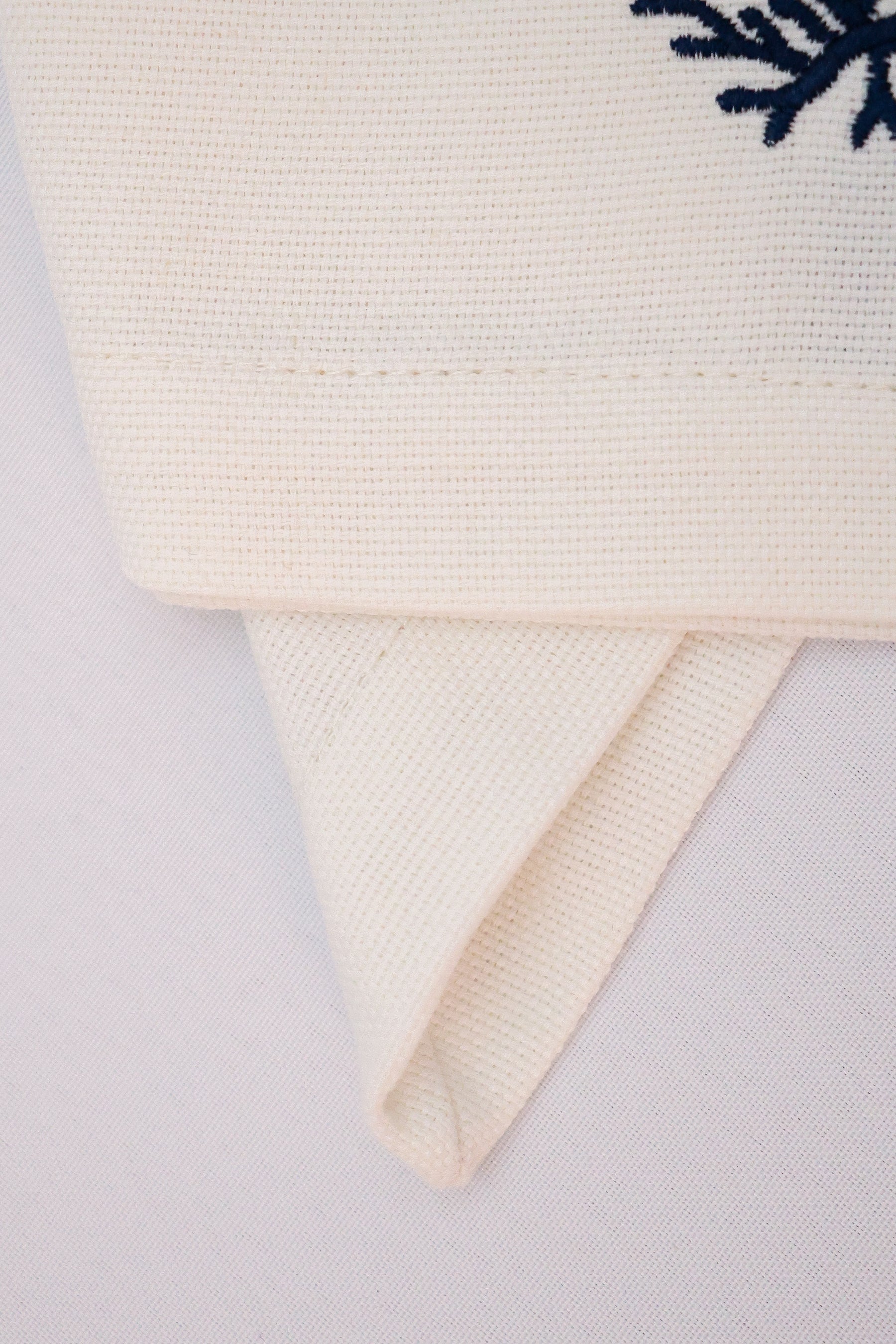 Guardanapo Linhão Off Bordado Coral Gardênia