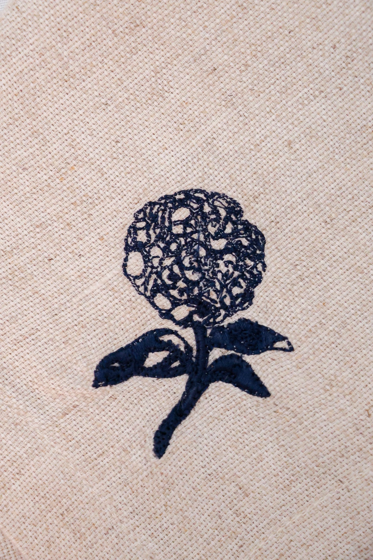 Guardanapo Linhão Off Bordado Hortencias Gardênia