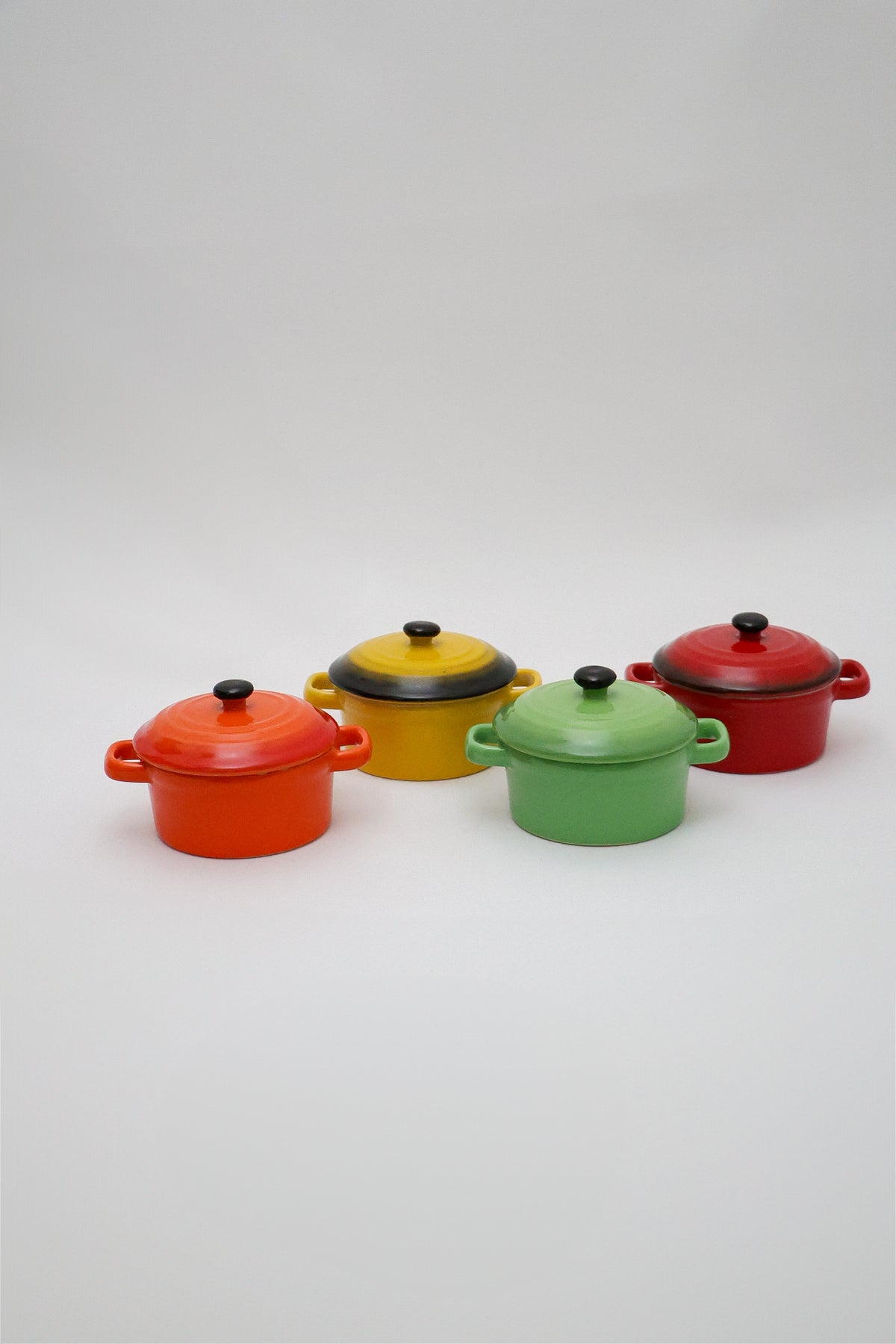 Mini Panelas Porcelana com Tampa Coloridas (Conjunto de 4 Unidades)