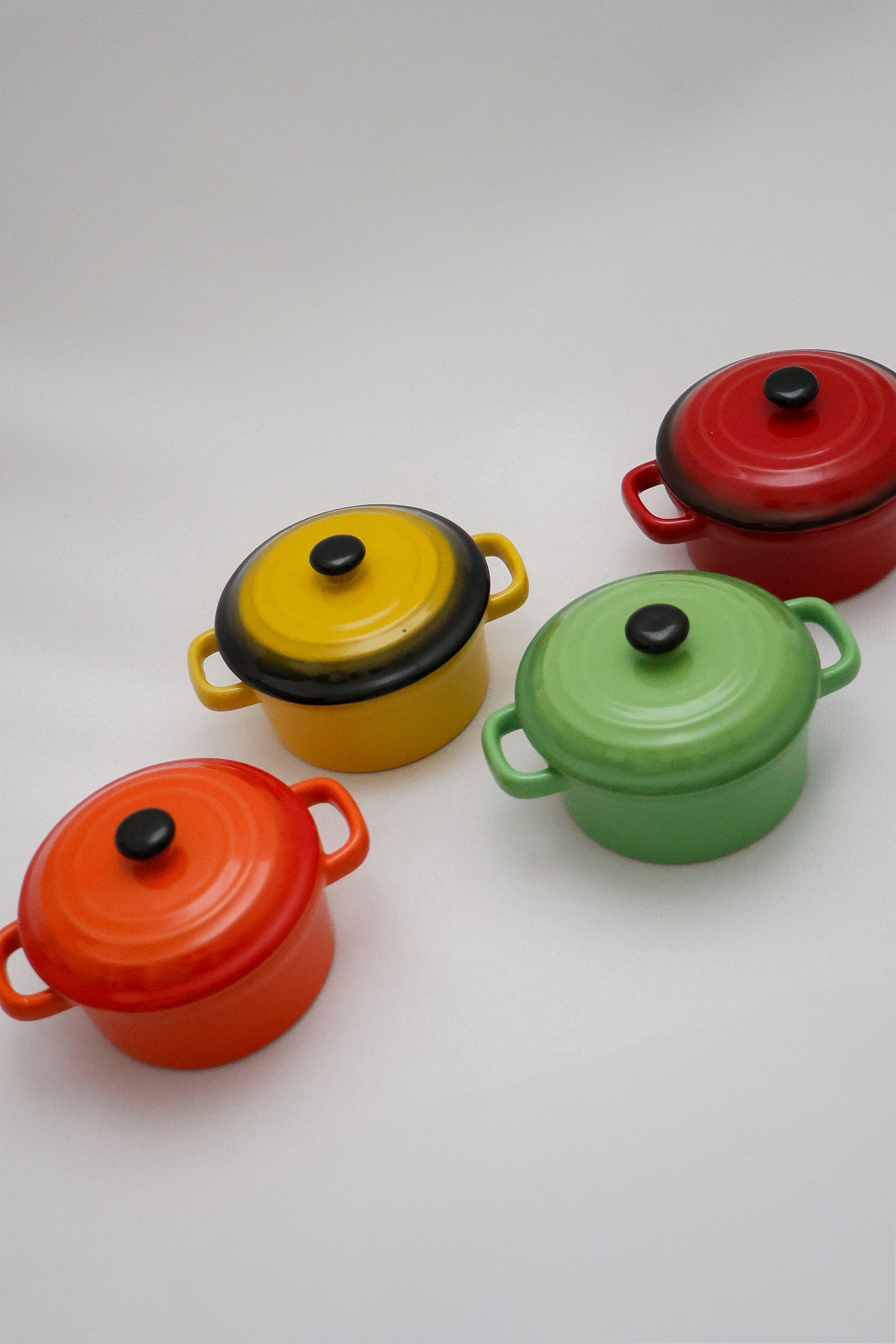 Mini Panelas Porcelana com Tampa Coloridas (Conjunto de 4 Unidades)