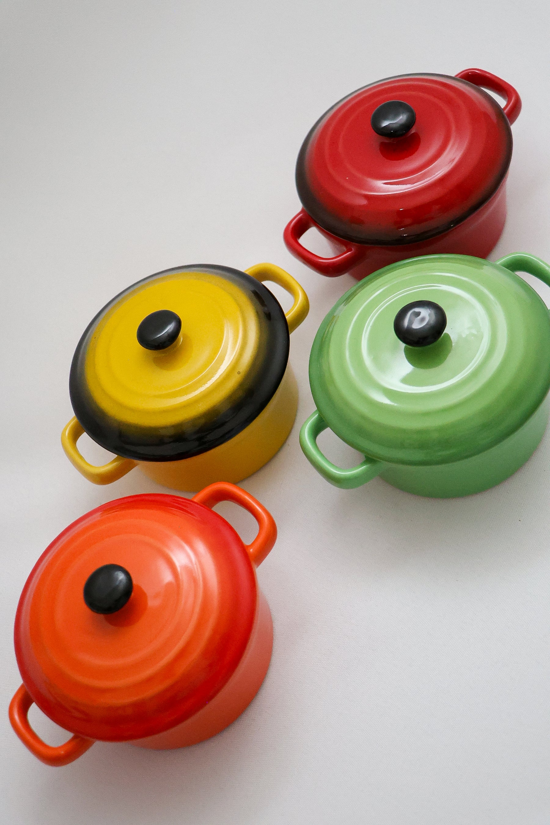 Mini Panelas Porcelana com Tampa Coloridas (Conjunto de 4 Unidades)