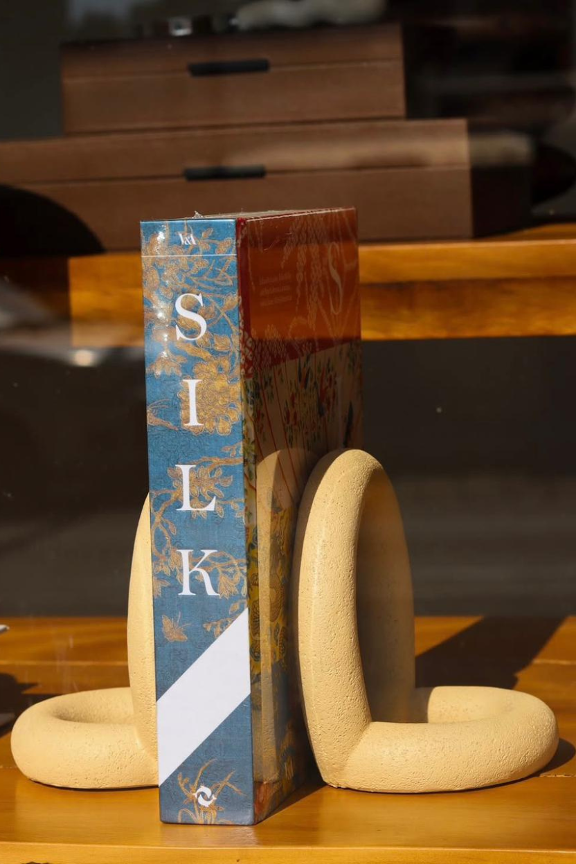 Aparadores de Livros Elos Orgânicos em Polirresina Mart