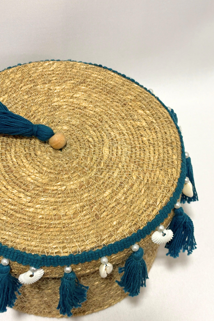Caixa Redonda Organizadora em Palha Straw com Tassels e Búzios