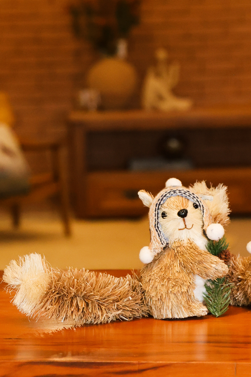 Esquilo Natalino Rústico com Folhagem em Fibra Natural