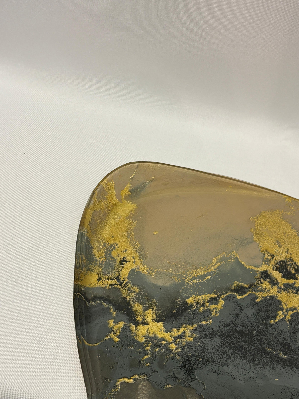 Bandeja Pedra Orgânica G com Alça Bege/Cinza Escuro e Dourado